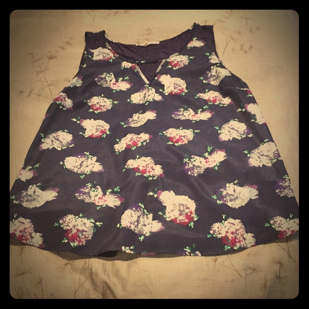 Cute navy/floral mixed media shell with v-cutout